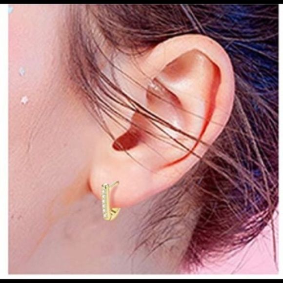 Gold tone v shaped hoop with pavé stones - Picture 2 of 3